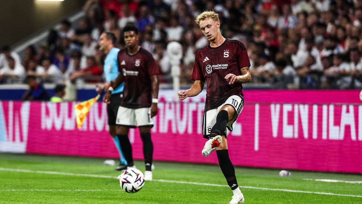 Český futbalista Adam Karabec v drese AC Sparta Praha.