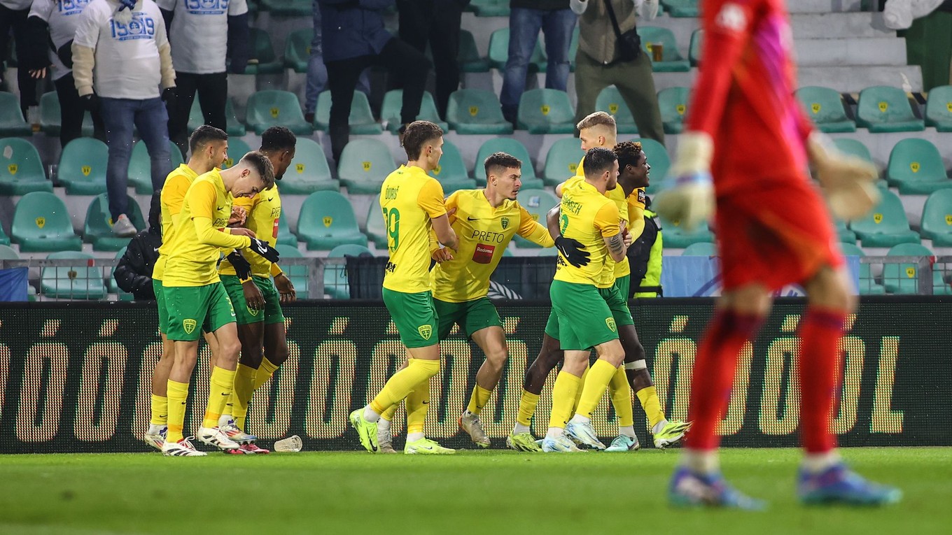 Radosť z gólu hráčov MŠK Žilina v zápase 17. kola futbalovej Niké ligy medzi MŠK Žilina - ŠK Slovan Bratislava.