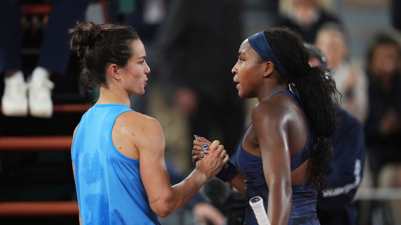 Coco Gauffová a Lois Boissonová po semifinále Roland Garros 2025.