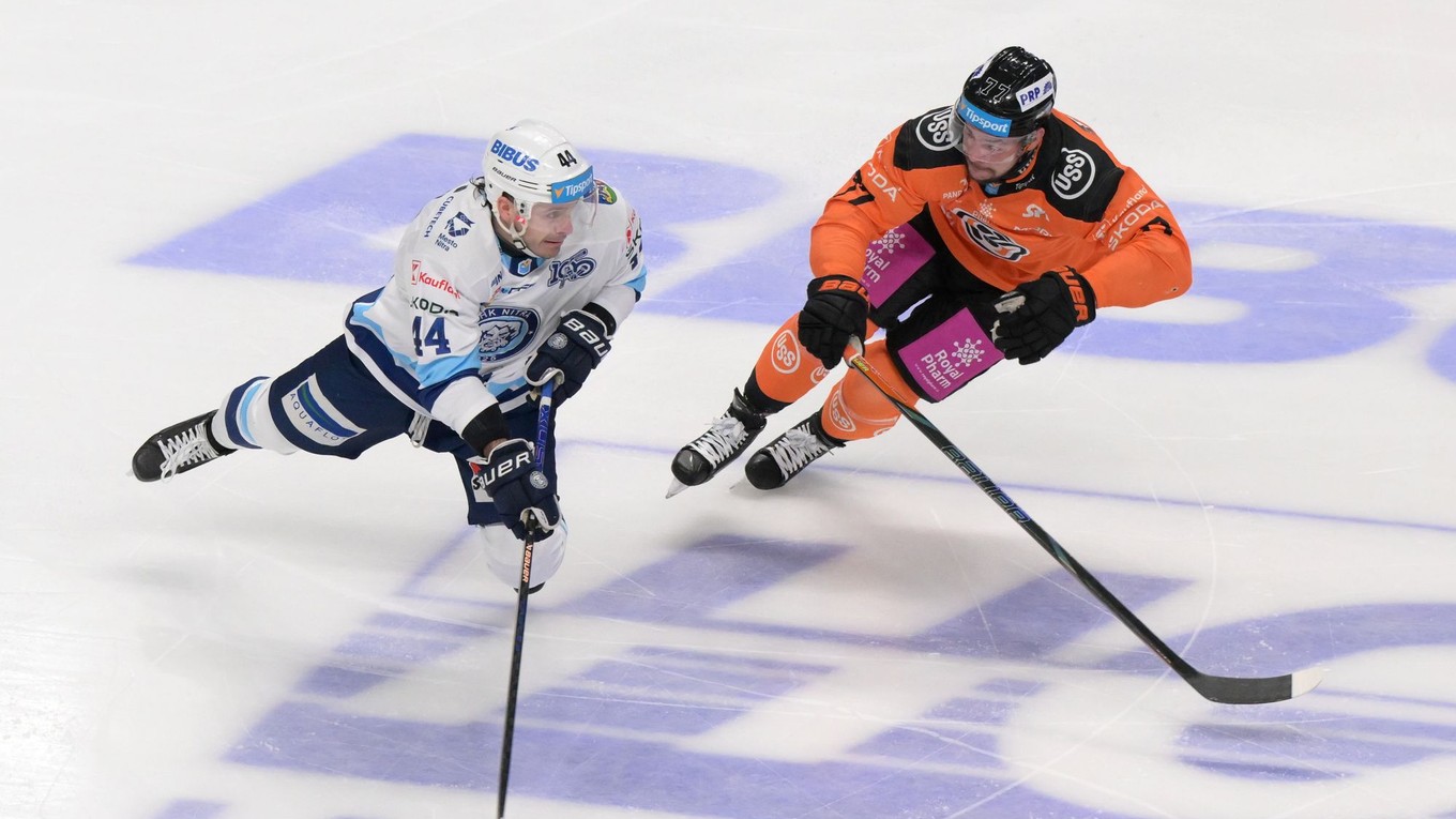 zľava Zach Osburn (Nitra) a Patrik Rogoň (Košice)