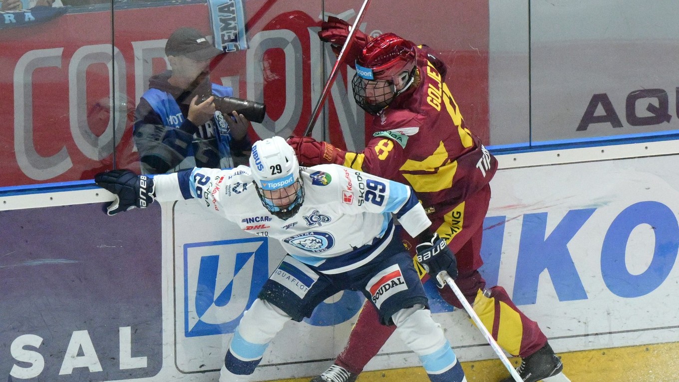 Tomáš Chrenko (Nitra) a Adam Goljer (Trenčín) v zápase 2. kola Tipsport ligy medzi HK Nitra - HK Dukla Trenčín.