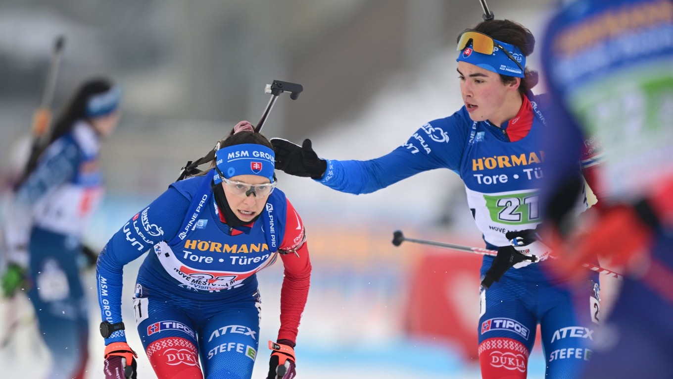 Slovenský biatlonista Artur Ischakov (vpravo) a slovenská biatlonistka Mária Remeňová počas miešanej štafety dvojíc