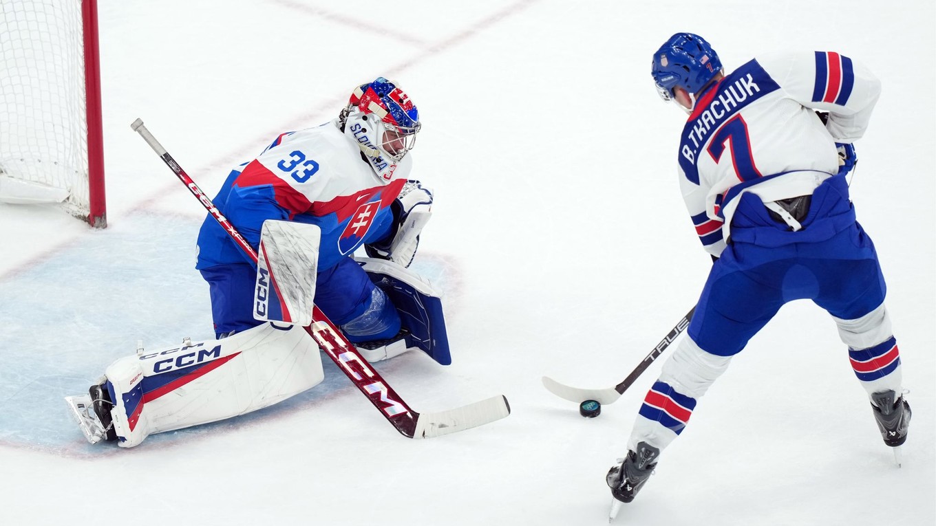 Brady Tkachuk a Samuel Hlavaj v zápase Slovensko - USA na ZOH 2026