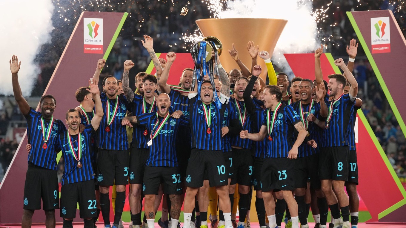 Kapitán Interu Miláno Lautaro Martinez drží trofej po zisku Talianskeho pohára.