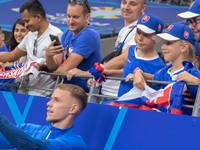 Ondrej Duda sa po zápase s Rumunskom fotil s fanúšikmi. 