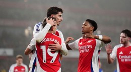 Kai Havertz sa so spoluhráčmi teší po strelenom góle v zápase Premier League Arsenal FC - Ipswich Town FC.