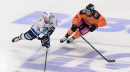 zľava Zach Osburn (Nitra) a Patrik Rogoň (Košice)