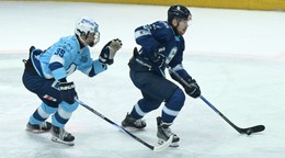 Oliver Botka (Nitra) a Samuel Solenský (Slovan) bojujú o puk