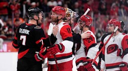 Brady Tkachuk (7) z Ottawy gratuluje Jordanovi Staalovi (11) z Caroliny po 4. zápase série prvého kola play-off.
