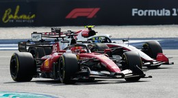 Charles Leclerc na Ferrari počas druhého tréningu na Veľkú cenu Bahrajnu.
