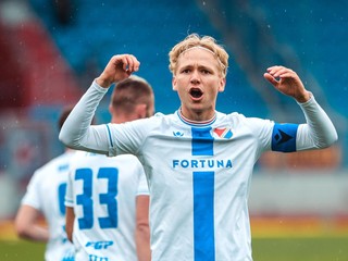 Futbalisti FC Baník Ostrava oslavujú gól.