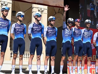 Cyklisti tímu Israel - Premier Tech počas prezentácie pred začiatkom Vuelty 2025.