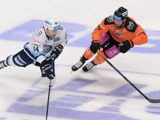 zľava Zach Osburn (Nitra) a Patrik Rogoň (Košice)