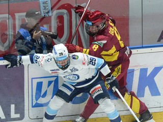 Tomáš Chrenko (Nitra) a Adam Goljer (Trenčín) v zápase 2. kola Tipsport ligy medzi HK Nitra - HK Dukla Trenčín.