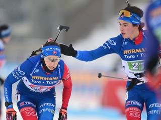 Slovenský biatlonista Artur Ischakov (vpravo) a slovenská biatlonistka Mária Remeňová počas miešanej štafety dvojíc