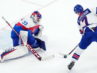 Brady Tkachuk a Samuel Hlavaj v zápase Slovensko - USA na ZOH 2026
