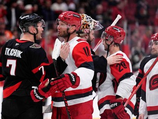 Brady Tkachuk (7) z Ottawy gratuluje Jordanovi Staalovi (11) z Caroliny po 4. zápase série prvého kola play-off.