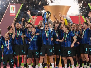 Kapitán Interu Miláno Lautaro Martinez drží trofej po zisku Talianskeho pohára.