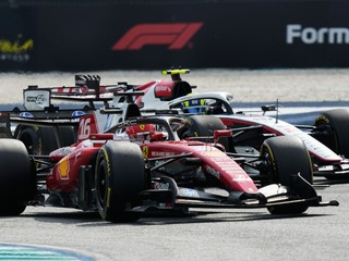 Charles Leclerc na Ferrari počas druhého tréningu na Veľkú cenu Bahrajnu.