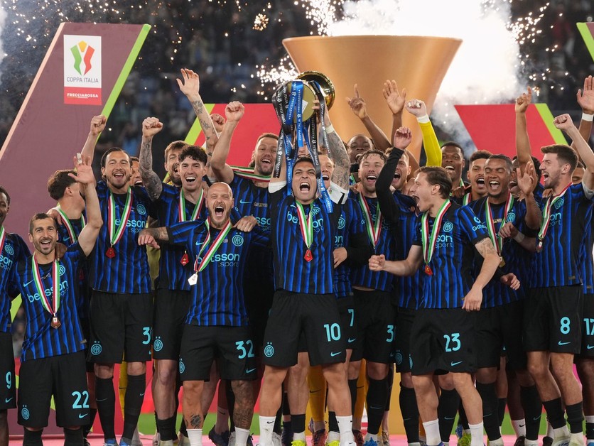 Kapitán Interu Miláno Lautaro Martinez drží trofej po zisku Talianskeho pohára.