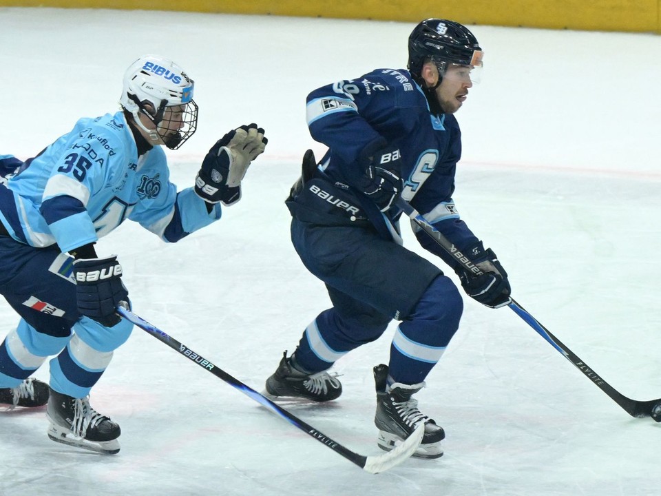 Oliver Botka (Nitra) a Samuel Solenský (Slovan) bojujú o puk