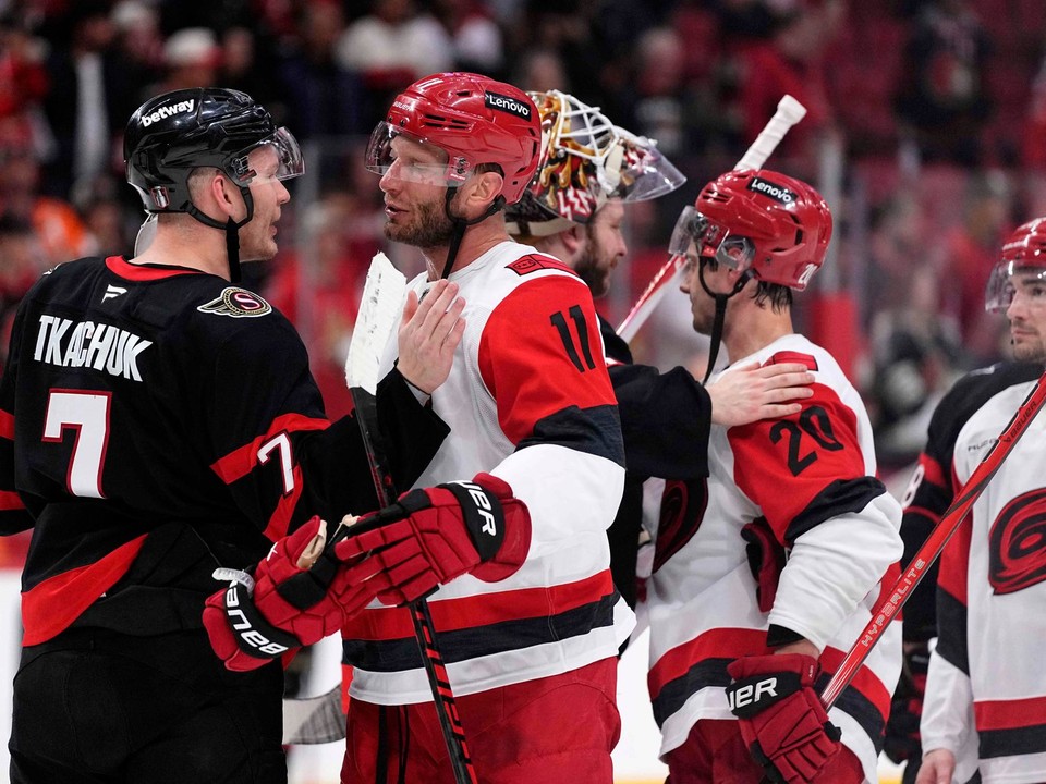 Brady Tkachuk (7) z Ottawy gratuluje Jordanovi Staalovi (11) z Caroliny po 4. zápase série prvého kola play-off.