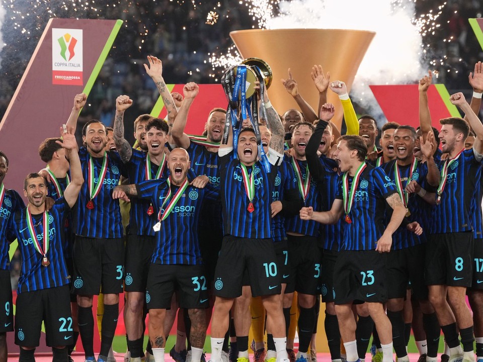 Kapitán Interu Miláno Lautaro Martinez drží trofej po zisku Talianskeho pohára.