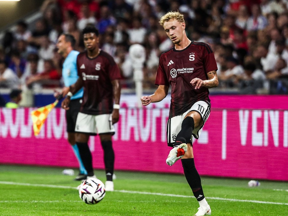 Český futbalista Adam Karabec v drese AC Sparta Praha.
