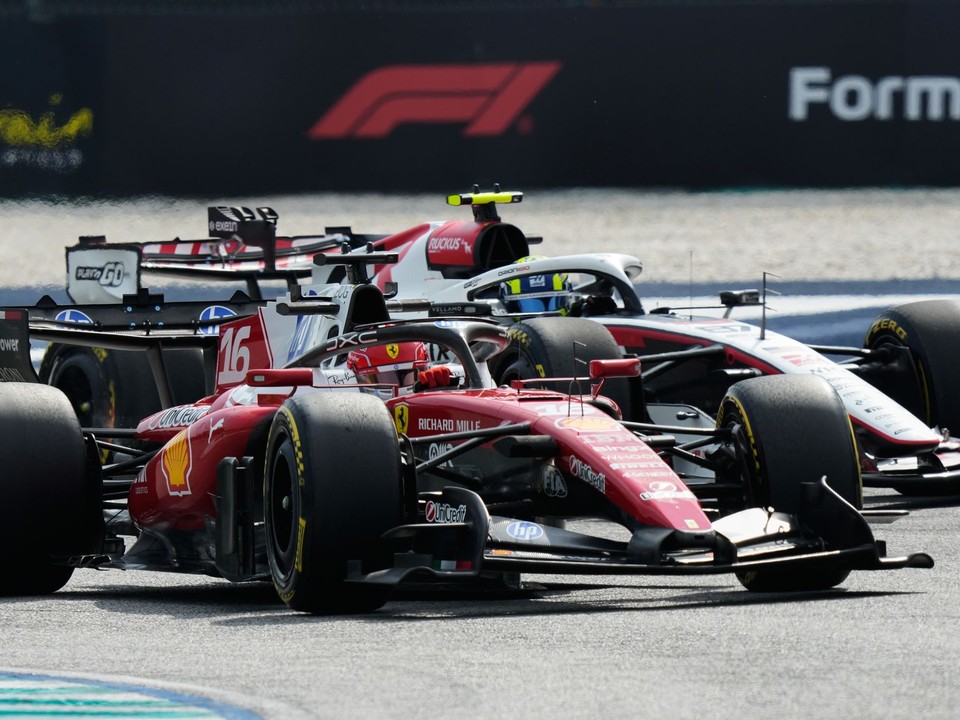 Charles Leclerc na Ferrari počas druhého tréningu na Veľkú cenu Bahrajnu.
