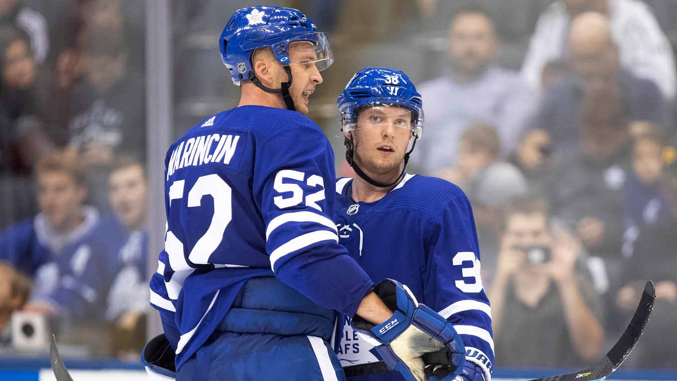 Martin Marinčin a Rasmus Sandin v drese klubu Toronto Maple Leafs.