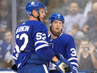 Martin Marinčin a Rasmus Sandin v drese klubu Toronto Maple Leafs.