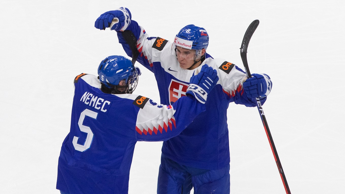 Šimon Nemec (vľavo) a Martin Chromiak v drese Slovenska U20.