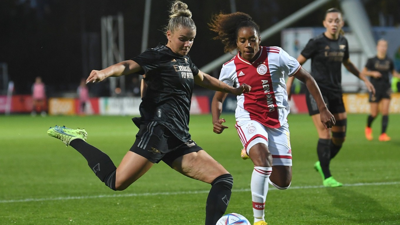 Momentka zo zápasu Ligy majstrov žien medzi Ajaxom a Arsenalom. 