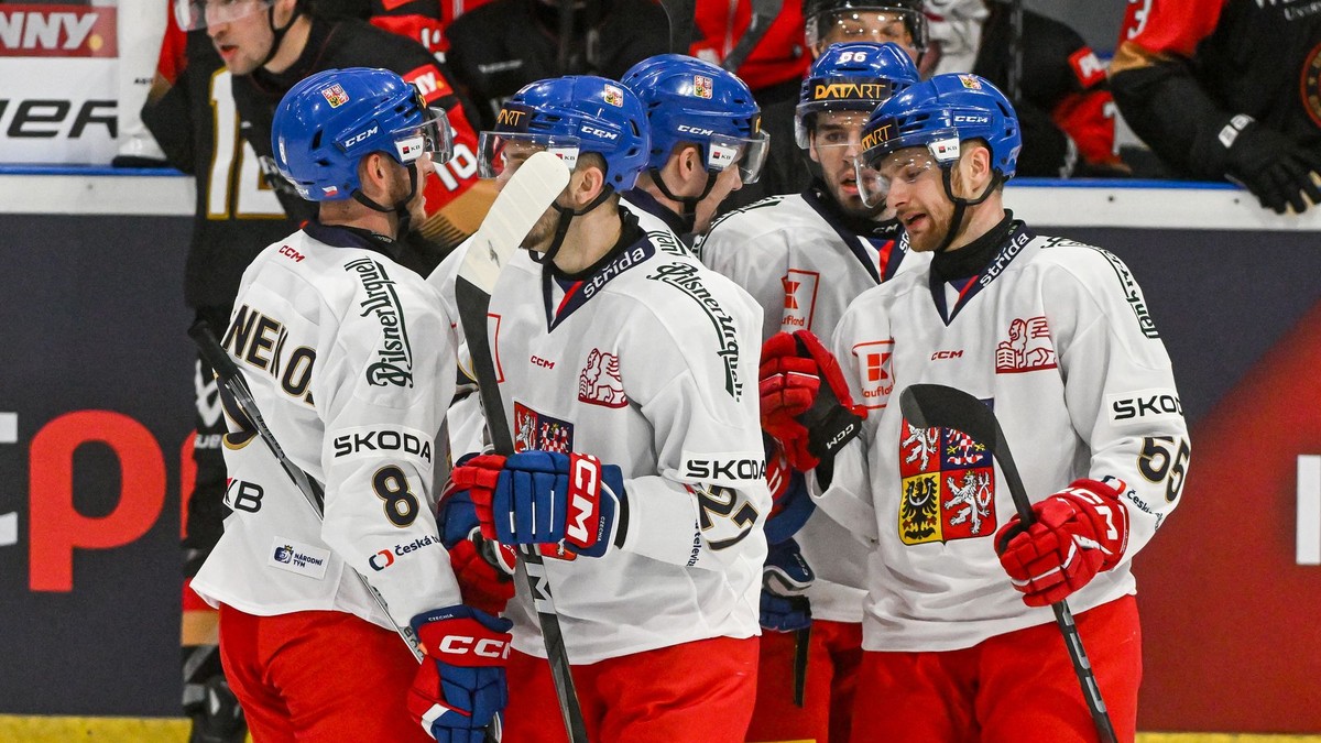 Českí hokejisti sa tešia z gólu.