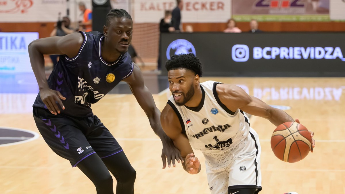 Na snímke zľava Amar Sylla (Bilbao) a Sage Tolbert (Prievidza) v zápase M-skupiny druhej fázy Europského pohára FIBA.