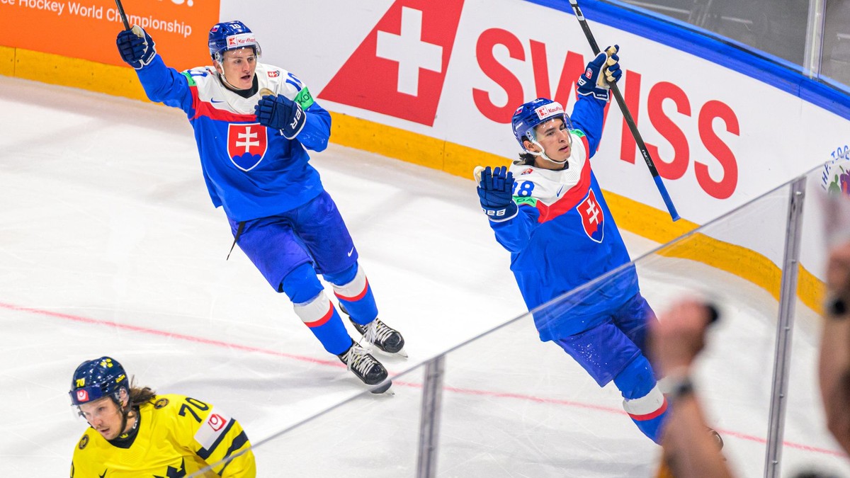Hokejisti Slovenska Adam Sýkora (vľavo) a Martin Chromiak sa raduju z gólu v zápase základnej B-skupiny Švédsko - Slovensko.