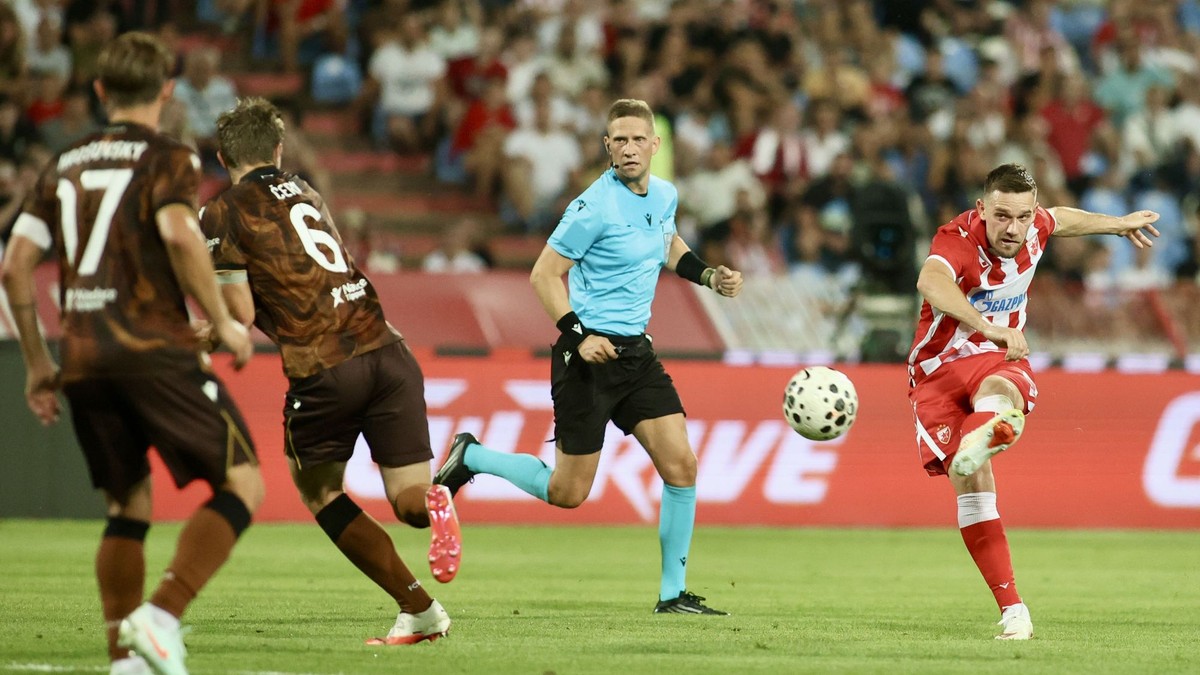 Zľava slovenský hráč Patrik Hrošovský a Lukáš Červ (obaja Viktoria Plzeň) počas prvého zápasu play off Európskej ligy Crvena zvezda Belehrad – Viktoria Plzeň.