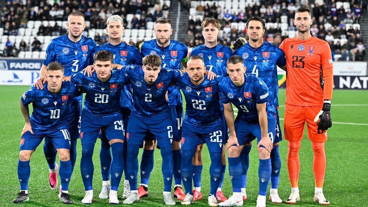 Slovenskí futbalisti pózujú počas spoločnej fotografie pred začiatkom zápasu C-divízie Ligy národov Faerské ostrovy - Slovensko.