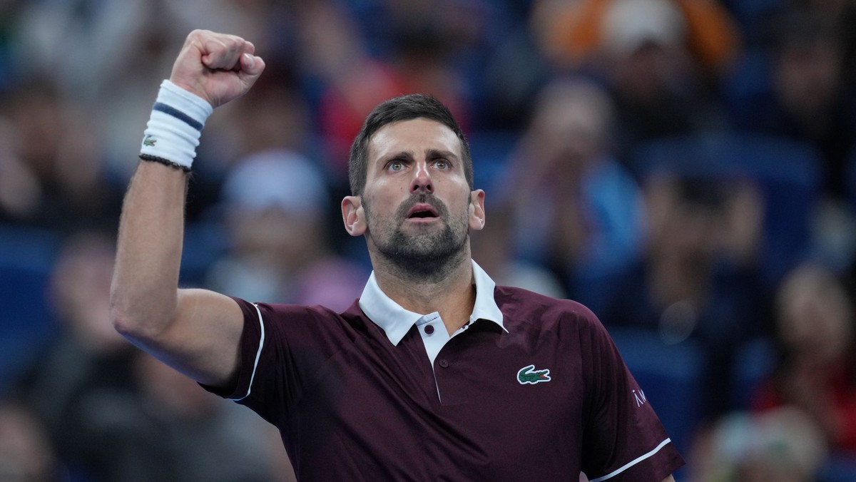 Na snímke srbský tenista Novak Djokovič reaguje po víťazstve v druhom sete proti Nemcovi Alexandrovi Zverevovi.
