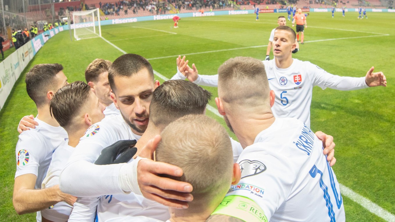 Róbert Boženík sa so spoluhráčmi teší po strelenom góle v zápase Bosna a Hercegovina - Slovensko v kvalifikácii EURO 2024.