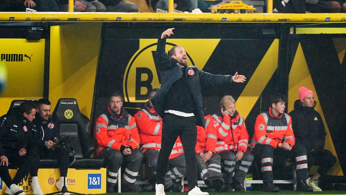 Hlavný tréner Mainzu počas zápasu proti Dortmundu.
