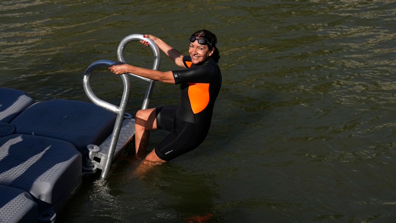 Starostka Paríža Anne Hidalgová si zapláva v rieke Seina.