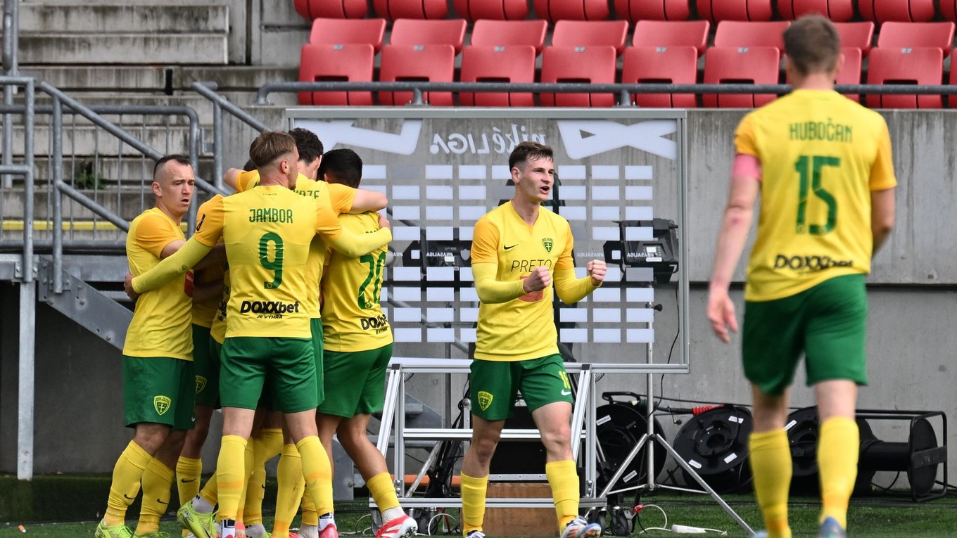 Radosť futbalistov Žiliny po strelení gólu počas zápasu 4. kola nadstavbovej časti Niké ligy v skupine o titul medzi FC Spartak Trnava a MŠK Žilina.