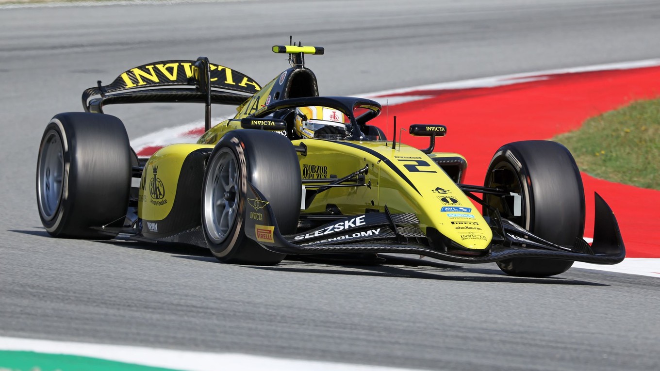 Český pretekár F2 Roman Staněk na monoposte tímu Invicta Racing.