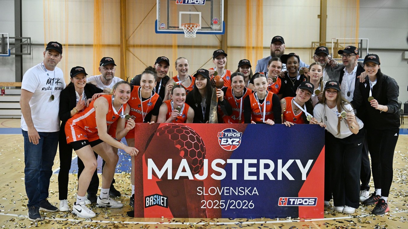 Na snímke tím Ružomberka pózuje s trofejou po víťazstve v 5. rozhodujúcom zápase finále.