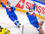 Hokejisti Slovenska Adam Sýkora (vľavo) a Martin Chromiak sa raduju z gólu v zápase základnej B-skupiny Švédsko - Slovensko.