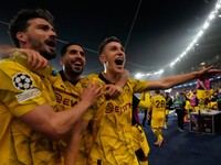 Futbalisti Dortmundu oslavujú postup do finále Ligy majstrov.