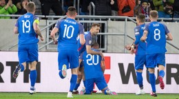 Róbert Mak sa so spoluhráčmi teší po strelenom góle v zápase Slovensko - Bosna a Hercegovina v kvalifikácii EURO 2024.