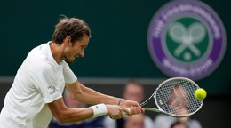 Ruský tenista Daniil Medvedev počas zápasu vo Wimbledone.