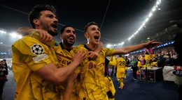 Futbalisti Dortmundu oslavujú postup do finále Ligy majstrov.